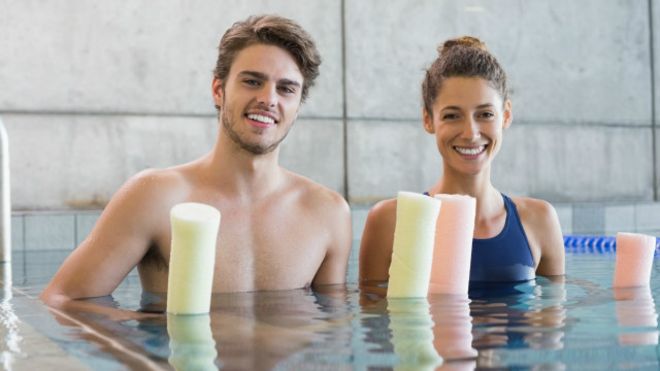 5 ejercicios para quemar calorías dentro de la piscina