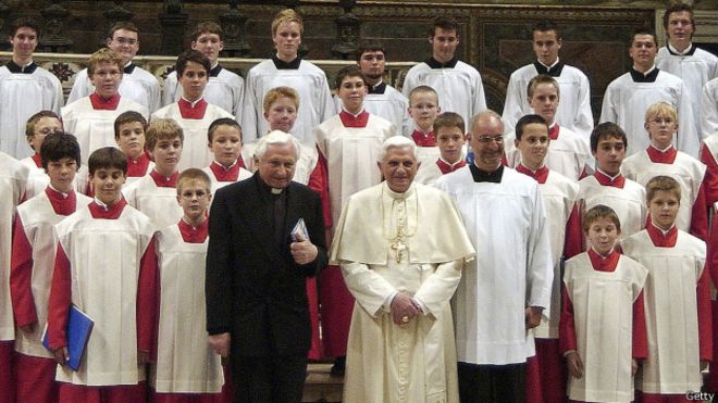 Los horrores del coro de niños alemán que condujo por años el hermano de Benedicto XVI