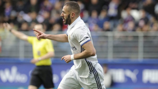 Un doblete de Benzema devuelve el liderato al Madrid