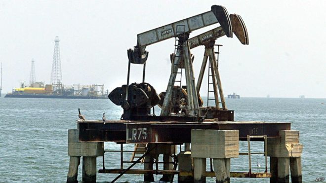 El petróleo cae en Nueva York presionado por la oferta estadounidense y saudita