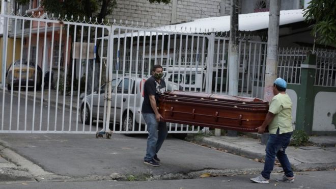 El drama de Guayaquil, que tiene más muertos por covid-19 que países enteros