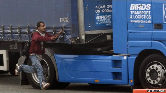 Inmigrante muere en Reino Unido tras viajar debajo de un camión