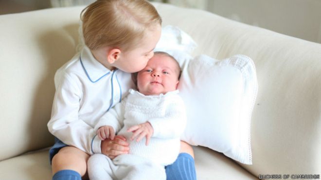 Divulgan nuevas fotos del príncipe George y su hermana Charlotte