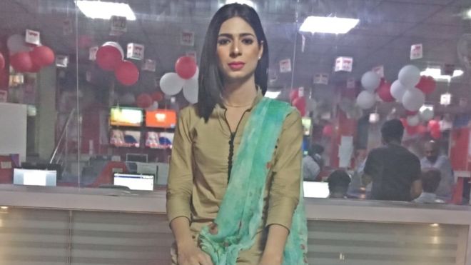 Debuta presentadora de noticias transexual en TV paquistaní