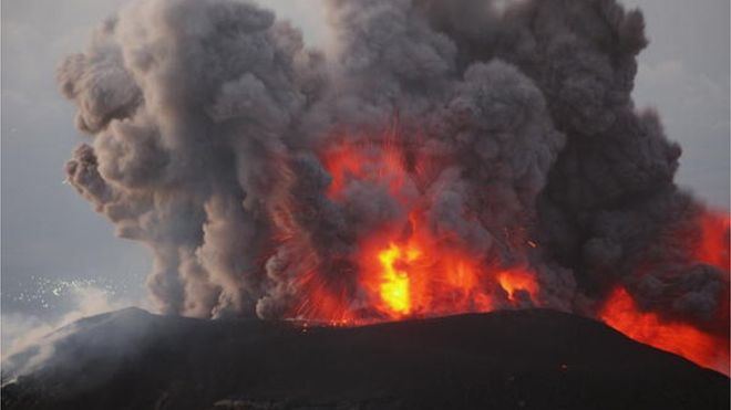 Cómo es vivir junto al volcán que erupciona cada hora