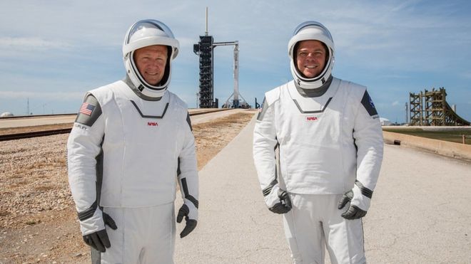 Los nuevos trajes inspirados en superhéroes que utilizan los astronautas de la nave Crew Dragon