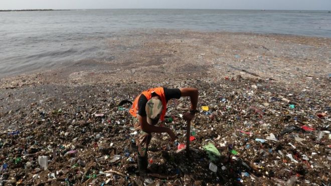 Toneladas de basura cubrieron playas de Santo Domingo