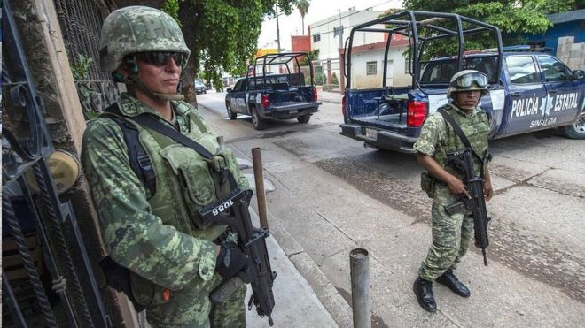 México: por qué el presidente pasó del &quot;abrazos, no balazos&quot; a ordenar el despliegue del Ejército