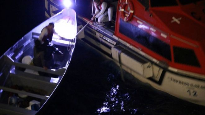Rescatan a 2 pescadores de Costa Rica en Navidad