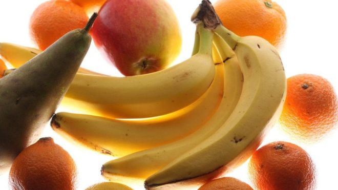 ¿Por qué las bananas se ponen marrones y aceleran la maduración de las frutas que tienen al lado?