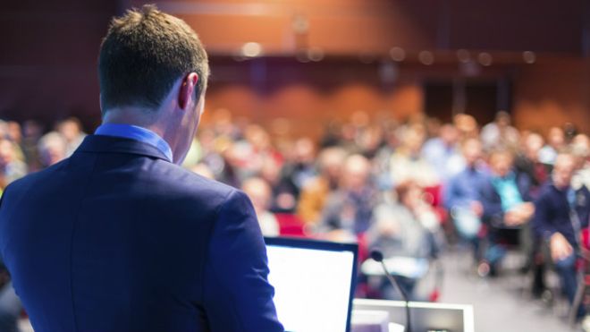 El profesor universitario británico que dimitió tras descubrirse que trabajaba como actor porno