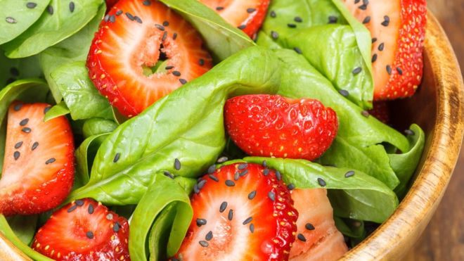 Cuáles son las frutas y vegetales que tienen más residuos de pesticidas y cómo reducirlos