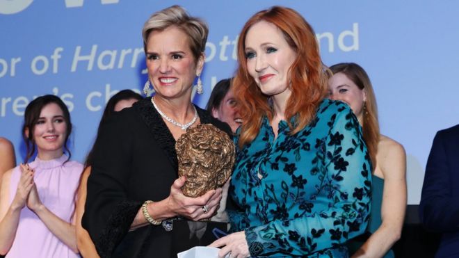 La escritora JK Rowling devuelve un premio vinculado a los Kennedy