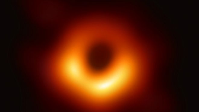 El fascinante parpadeo del primer agujero negro