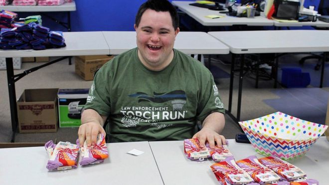 Cómo un joven con síndrome de Down creó un negocio millonario a partir de sus extravagantes calcetines