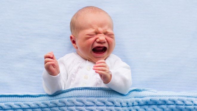 ¿Dejas llorar a tu bebé para que aprenda a dormir?
