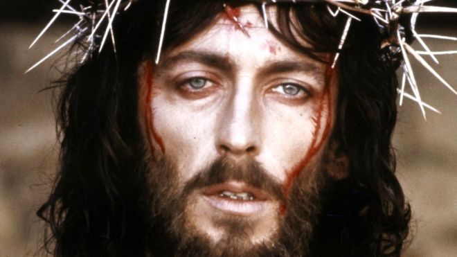 Qué fue de la vida de Robert Powell, el actor que interpretó a Cristo en la icónica serie &quot;Jesús de Nazaret&quot;