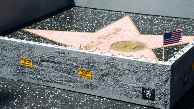 El muro en miniatura que rodeó la estrella de Donald Trump en el Paseo de la Fama de Hollywood
