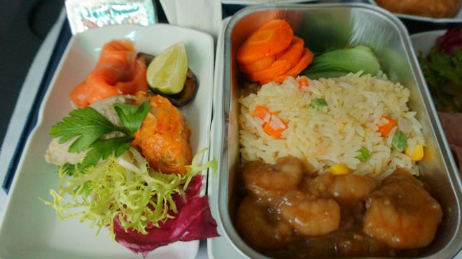 ¿Cuánto les cuesta a las aerolíneas la comida que sirven en los aviones?