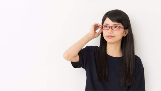 Japón: la prohibición a las mujeres de usar lentes en el trabajo