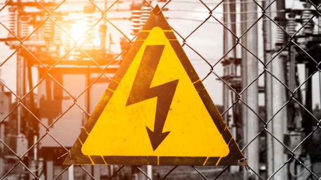 ¿Por qué unos países usan electricidad de 110v y otros de 220v? ¿Y cuál es mejor?