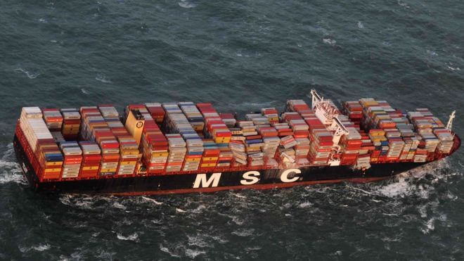 El barco de carga que perdió en alta mar 270 contenedores
