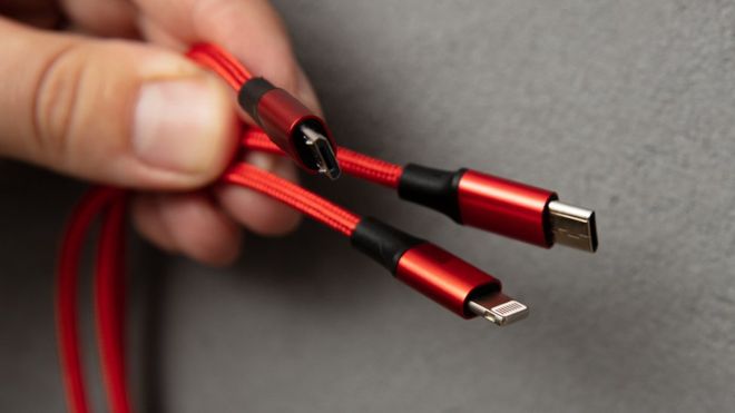 ¿Por qué Europa quiere forzar a Apple a que deje de usar su cable &quot;lightning&quot;?