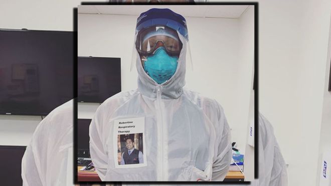 Coronavirus: Los médicos que llevan sus fotos sonriendo en el uniforme