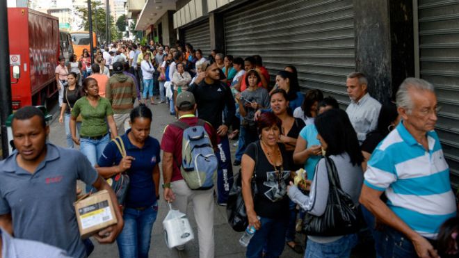 Cómo Venezuela pasó de la bonanza petrolera a la emergencia económica