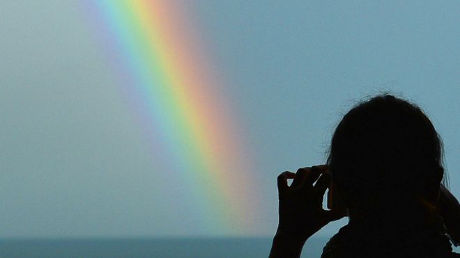 ¿Por qué no hay rosa en el arcoíris, el vidrio se ve y el agua del grifo no es azul?