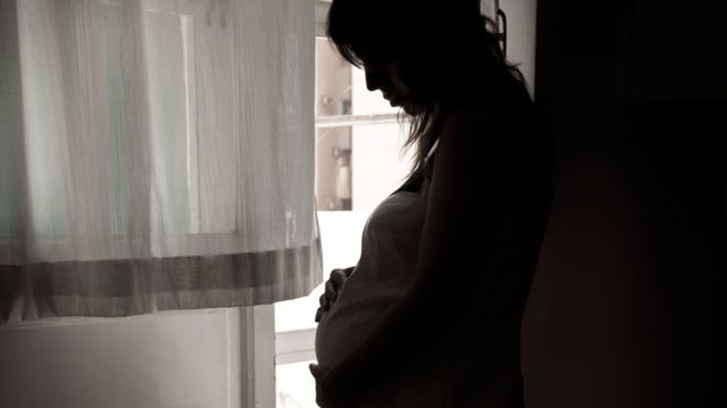 Argentina: por qué ordenaron cesárea a una niña embarazada de 6 meses
