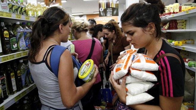 El impactante contraste entre la escasez y la abundancia en los supermercados de Venezuela