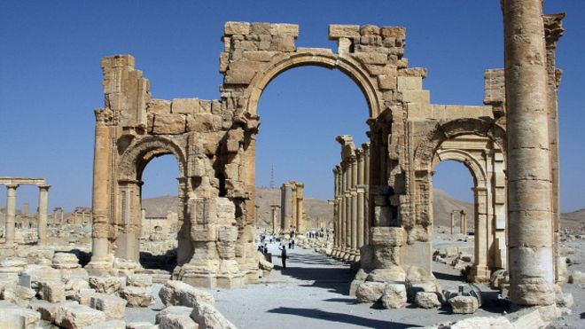 Un arco de triunfo romano de 2.000 años de antigüedad es destruido por Estado Islámico en Palmira