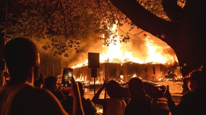 La escalada de las protestas en Minneapolis por la muerte de un afroestadounidense