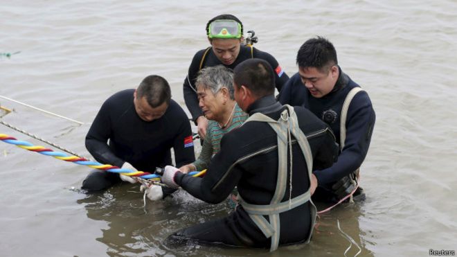 Cinco muertos y cientos de desaparecidos por hundimiento de barco en China