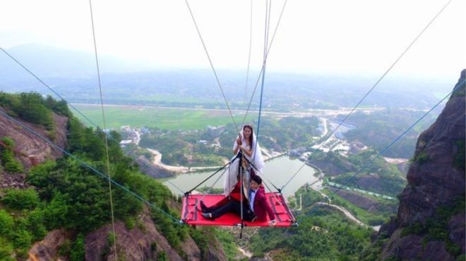 La pareja china que celebró su matrimonio en las escalofriantes alturas de un puente transparente
