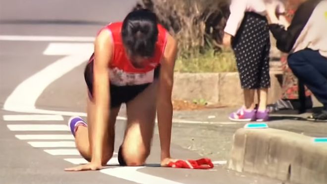 Una atleta terminó su carrera gateando, ensangrentada y fracturada
