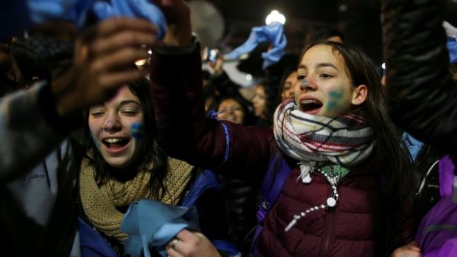 Aborto en Argentina: 4 claves que explican por qué ganó el rechazo a la ley