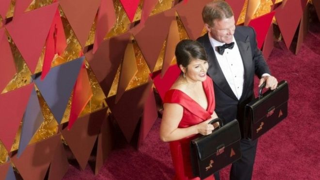 Asignan guardaespaldas a los dos responsables del error en la ceremonia de los Óscar 2017