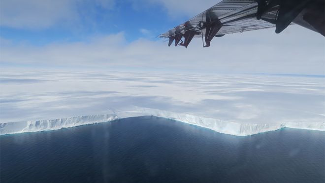 Iceberg se está desprendiendo en la Antártica