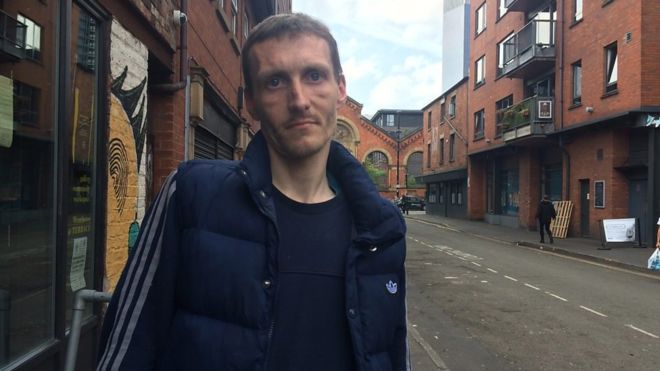 El indigente que ayudó a unos niños heridos en el atentado en el Manchester Arena