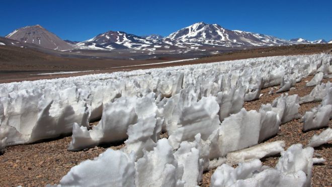 Qué son las enigmáticas dagas de hielo que crecen en el desierto