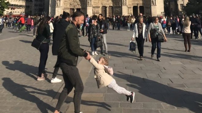 Notre Dame: la foto tomada frente a la catedral