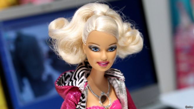 La polémica Barbie a la que acusan de espiar a los niños