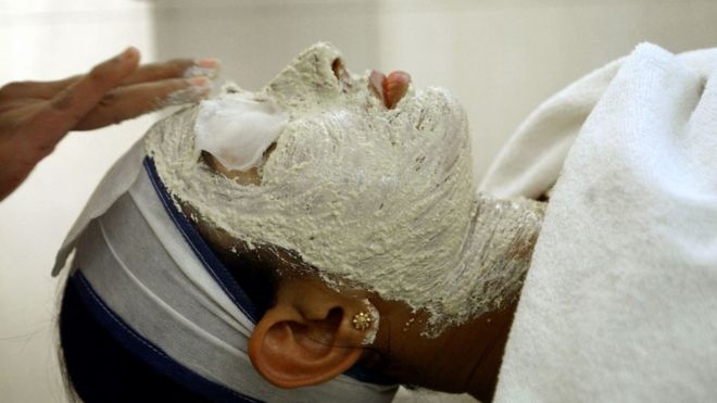 Millones de mujeres se someten a tratamientos para blanquear la piel