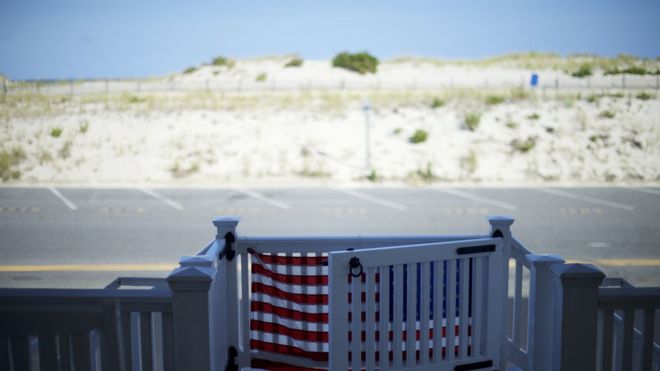 Gobernador de EE.UU. cierra una playa y luego disfruta del sol en ella