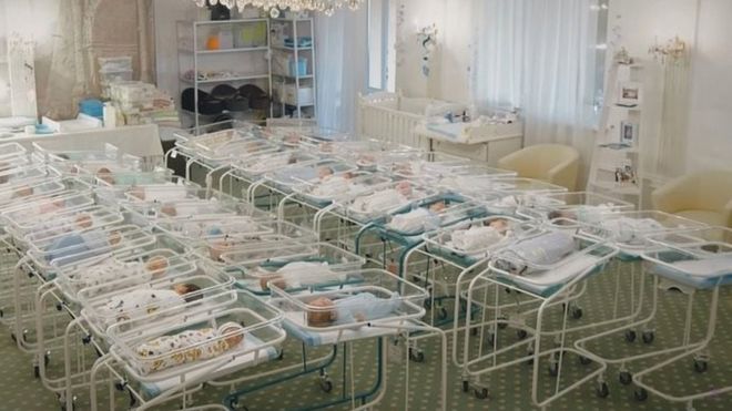 Los bebés nacidos por gestación subrogada varados en un hotel en Ucrania