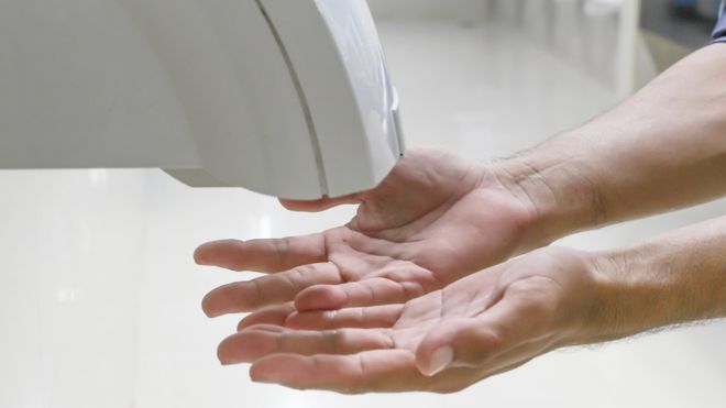 ¿Qué forma de secarse las manos es la más saludable?