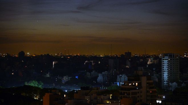 Gigantesco apagón deja sin luz a Argentina y parte de Uruguay
