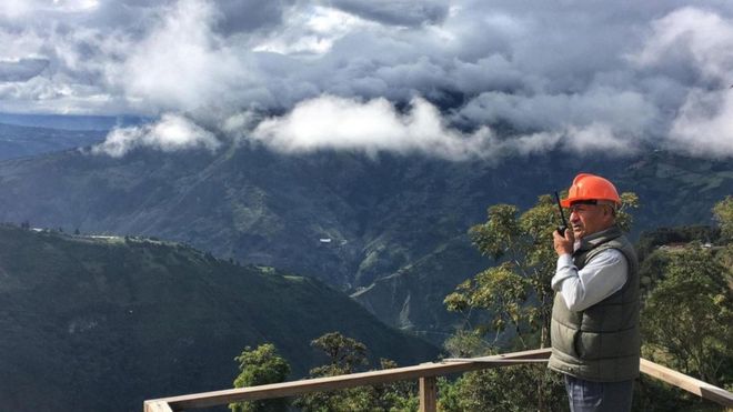 La curiosa historia del hombre que vigila el volcán más activo de Ecuador